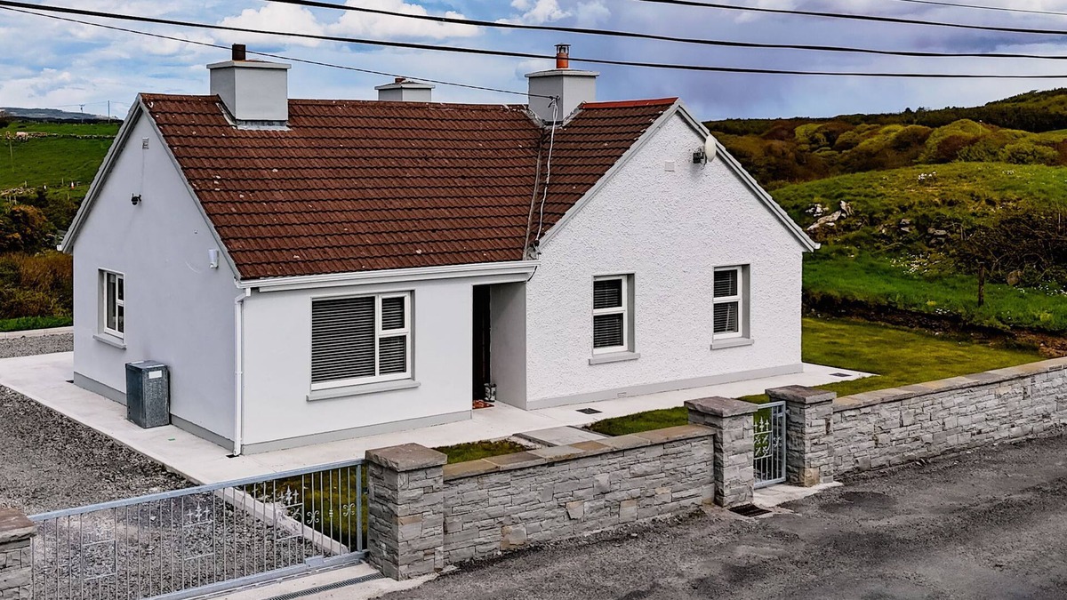Doolin Cottage | Hazelwood Cottage - a bungalow that sleeps 5 guests in 3 bedrooms