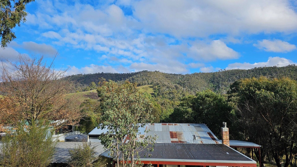 Flowerdale House | Hazy Hill Estate, a renovated Miners Cottage, surrounded by nature