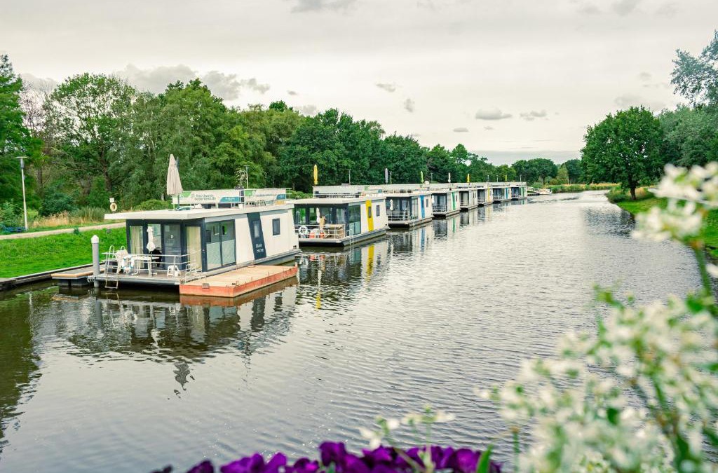 Bad Bederkesa Boat Rental | HB 7 - Hausboot Bad Bederkesa