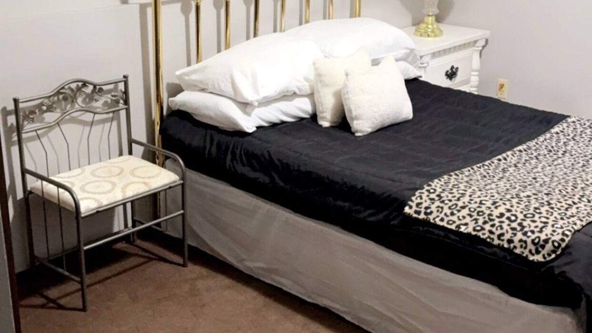 Aberdeen Apartment | HC Hideaway - Rustic Roomy Relaxing! Queen Bed, Full Kitchen!