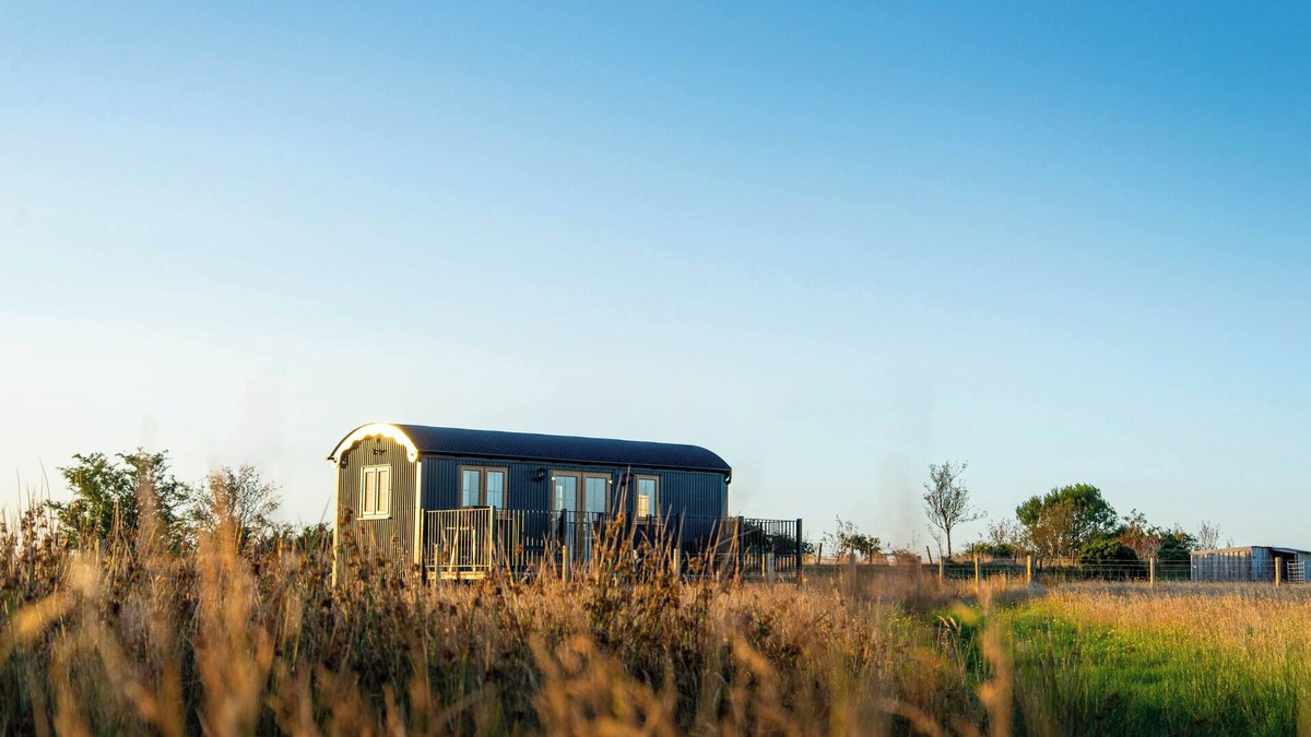 Pentrefelin Cabin | Head For The Hills Glamping Shepherd’s Hut. Pet friendly, mountain viewsnn