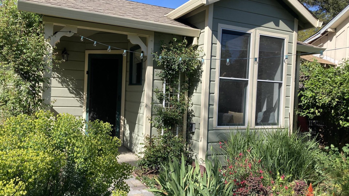 Healdsburg Cottage | Healdsburg Cottage Walk to the Plaza, Workspace