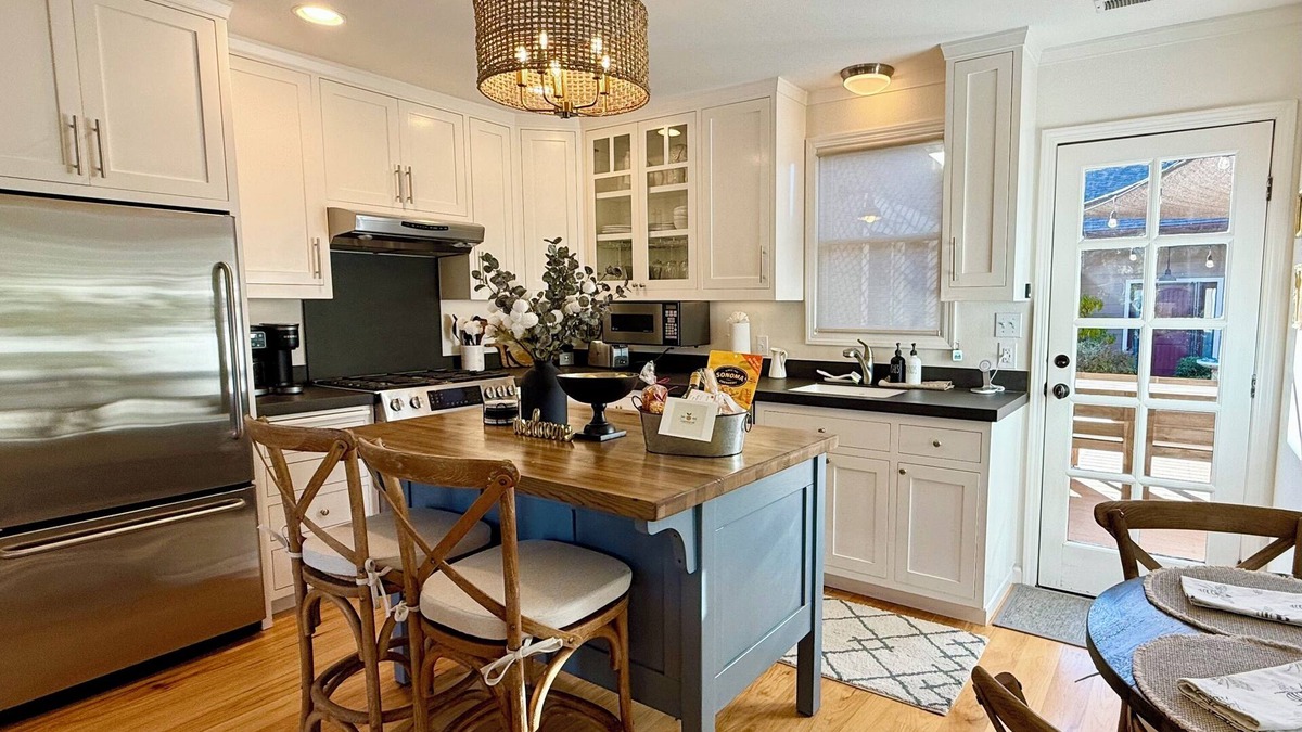 Healdsburg House | Healdsburg Plaza Charmer w/Hot Tub!