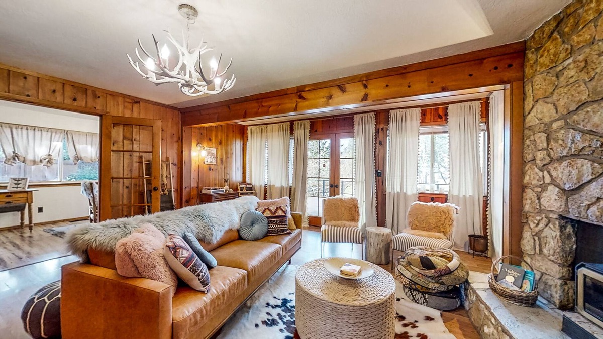 Roseburg House | Healing riverside sanctuary, firepit, library room