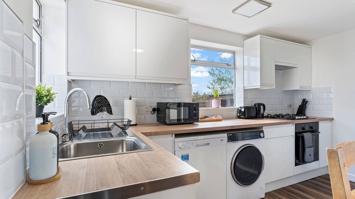 East Acton House | Heart of Acton - Free Parking - Perfect for Groups