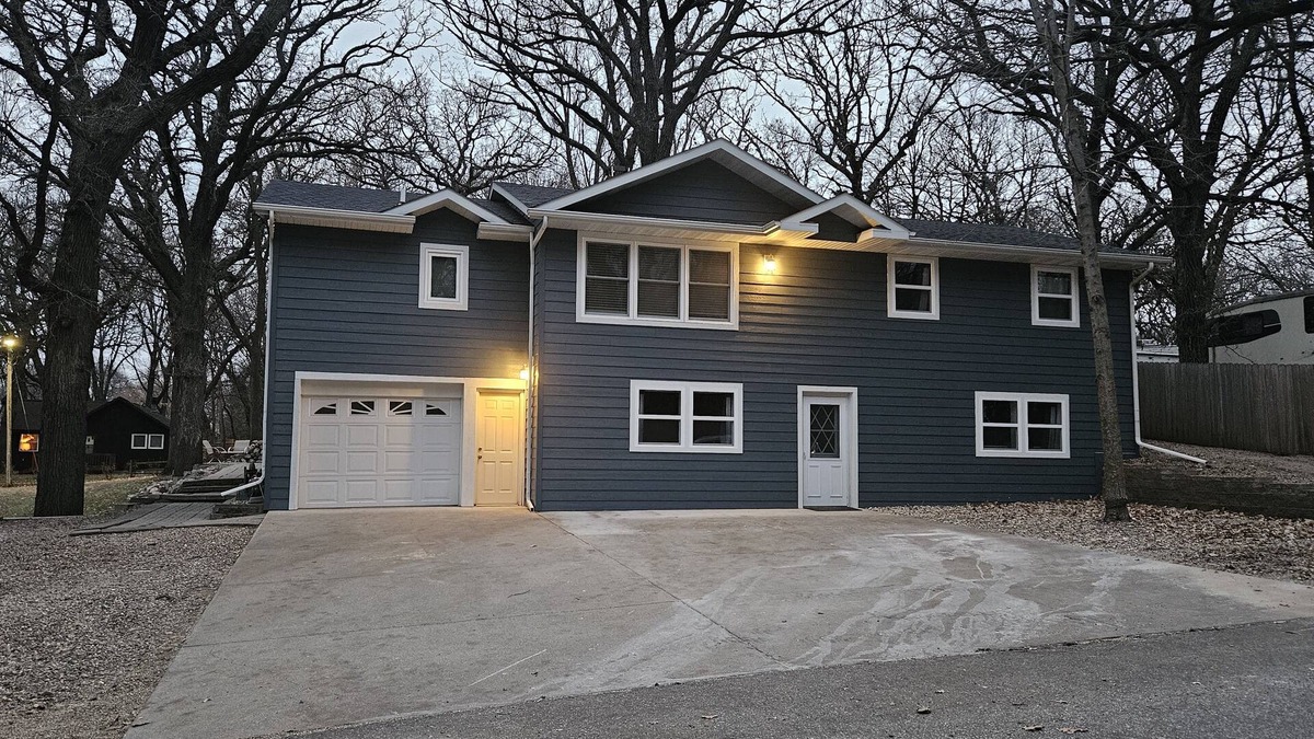 West Okoboji House | Heart Of Arnold's Park Near West Lake. Family And Friends Sleeps 18