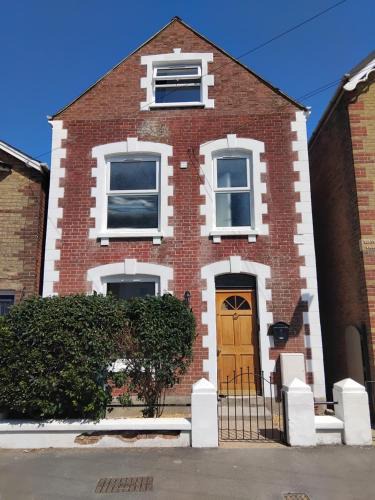 Cowes House | Heart of Cowes - 10 Guests, 200m to Town, Sea View