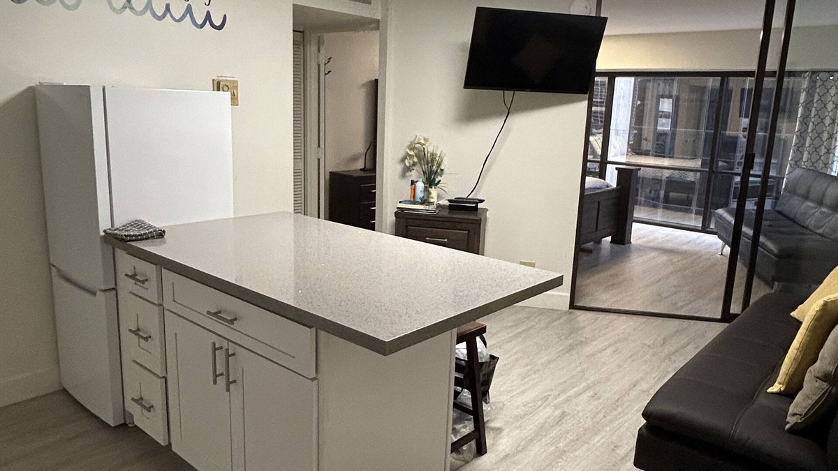 Downtown Honolulu Condo | Heart of Downtown 1 bedroom 1 bath condo 1 reserved parking