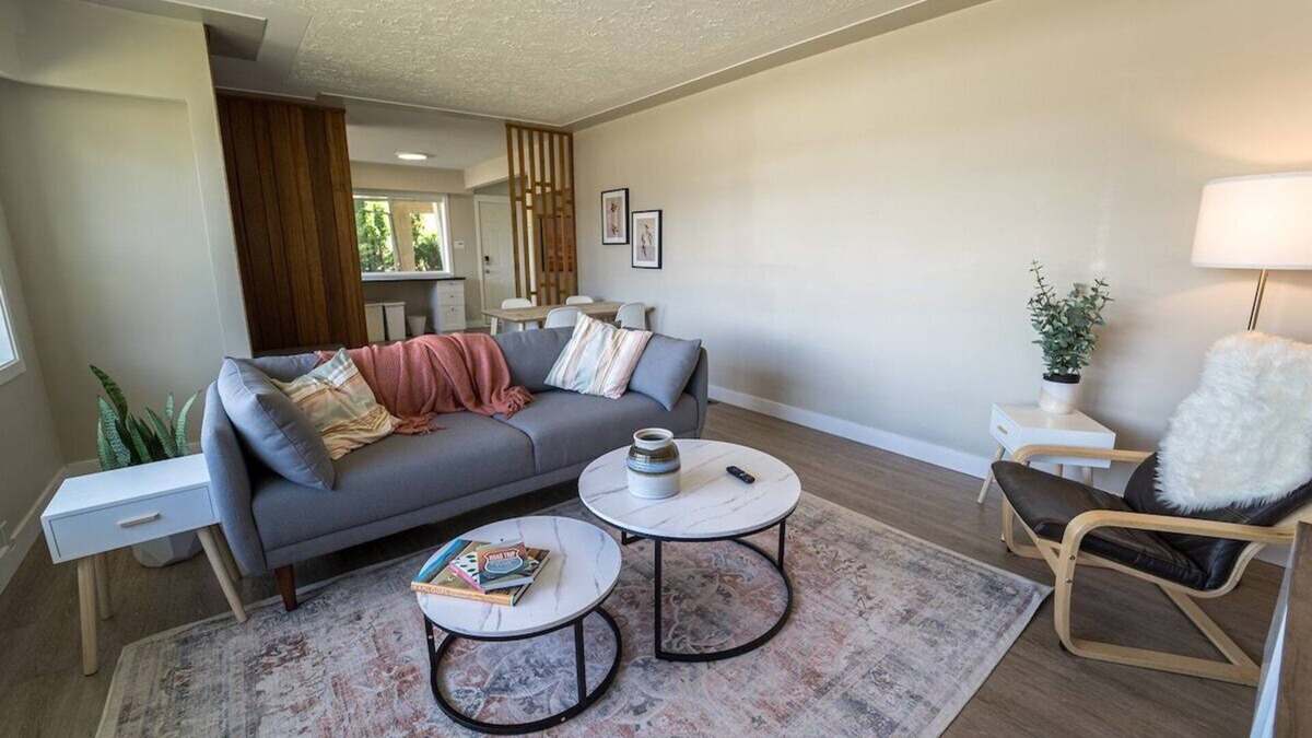 City Centre House | Heart of Downtown Kamloops - W/D + King Bed