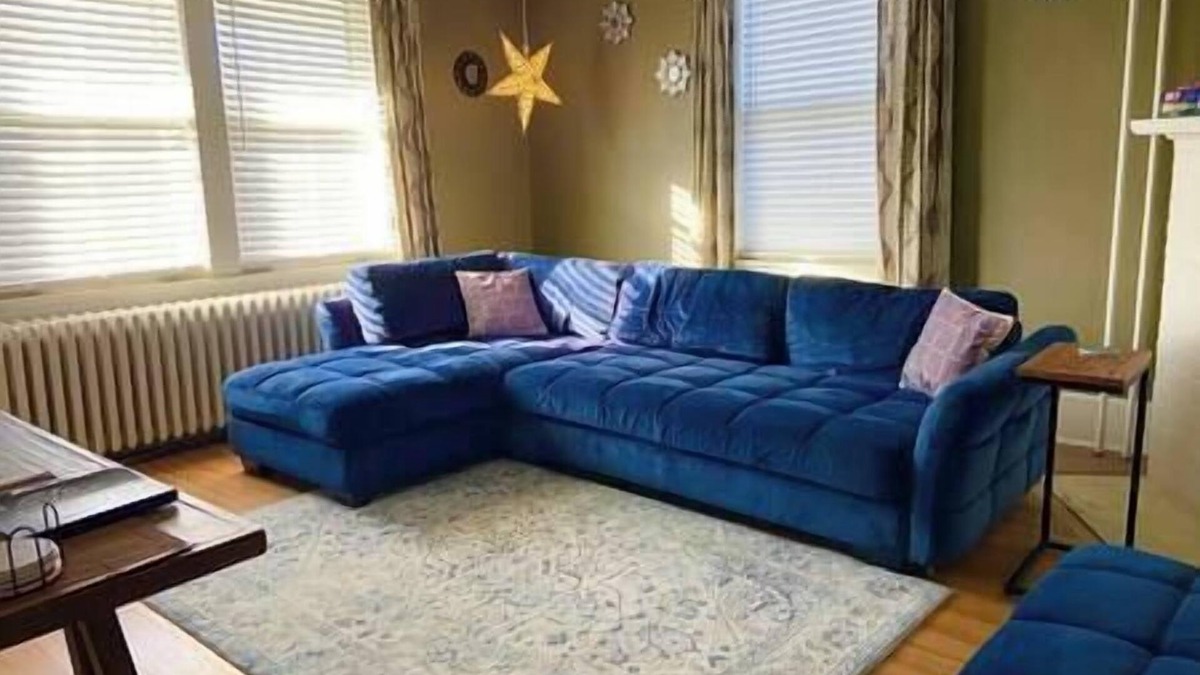 East End - Valley Street Apartment | Heart of Downtown with Parking - Bright, Historic