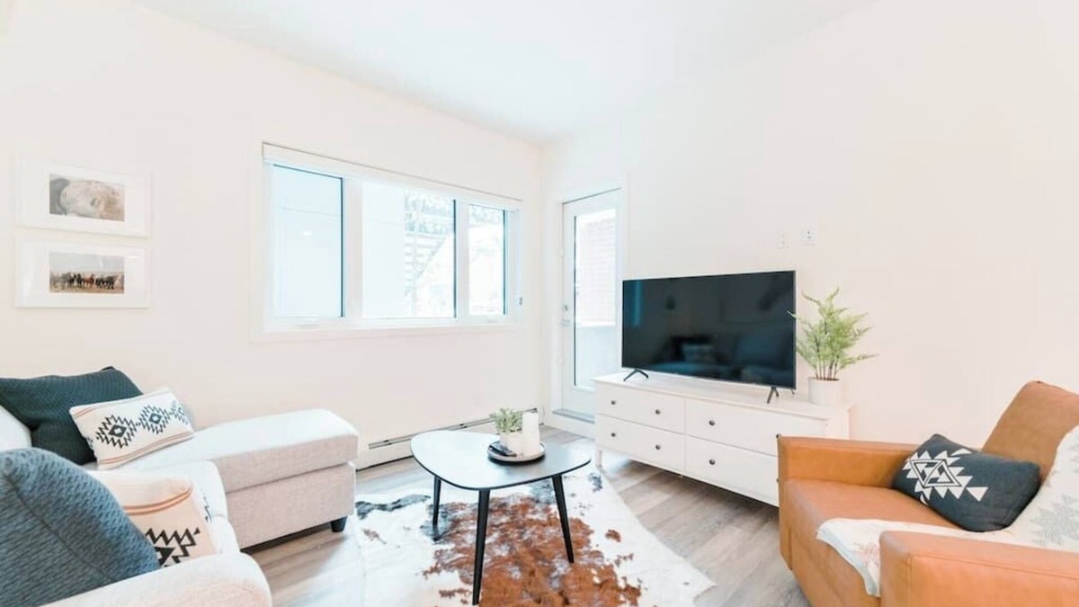 Mission District Condo | Heart of DT| Western Themed Lux Condo | UG Parking