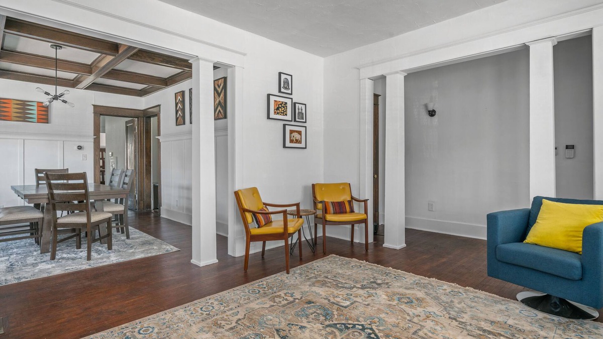 Bryant Apartment | *Heart of Elmwood Village cozy apartment*