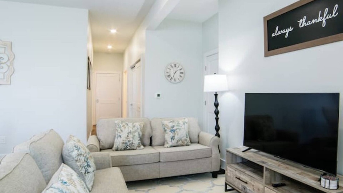 Hamilton Apartment | Heart of Hamilton#6-Hamilton, Spooky Nook, Miami U- Pet Friendly