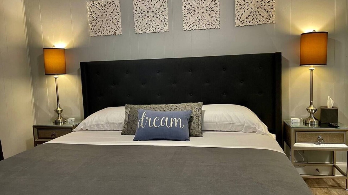 Knox - Henderson Apartment | Heart of Henderson - Modern with Comfy King Bed