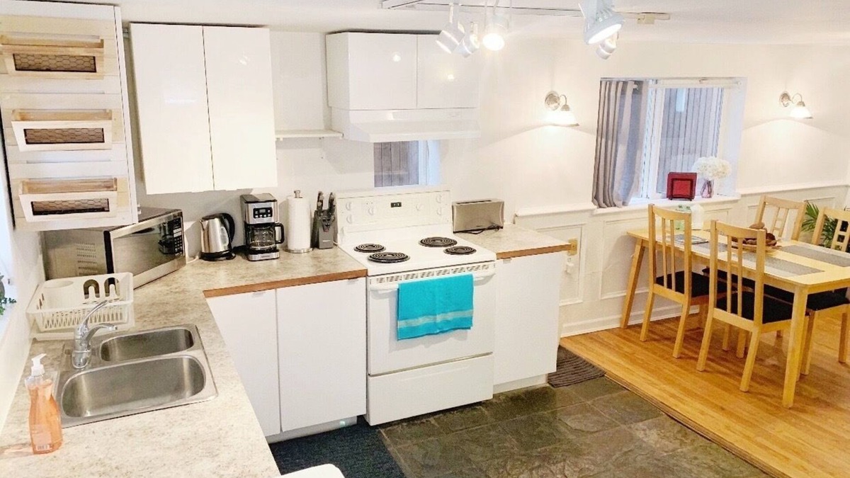 Kitsilano House | heart of kitsilano,two bedrooms house unit, high speed internet and parking