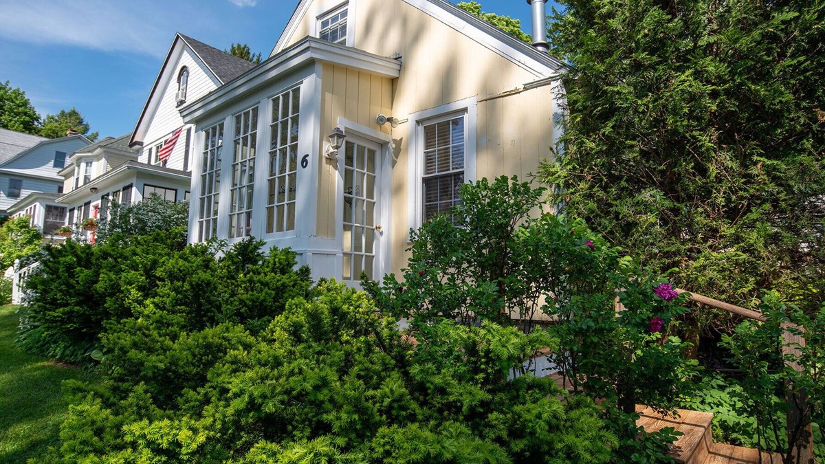 Lenox House | Heart of Lenox Walk to Town Cozy Cottage!