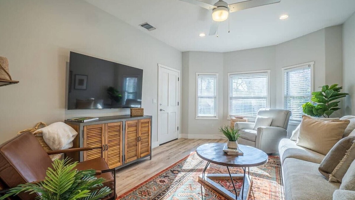 Downtown Sacramento Apartment | Heart of Midtown: Your Cozy Urban Retreat