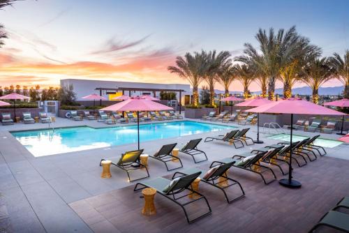 North Hollywood Apartment | Heart of North Hollywood 2 bed Apt FREE parking, hot tub, pool, gym