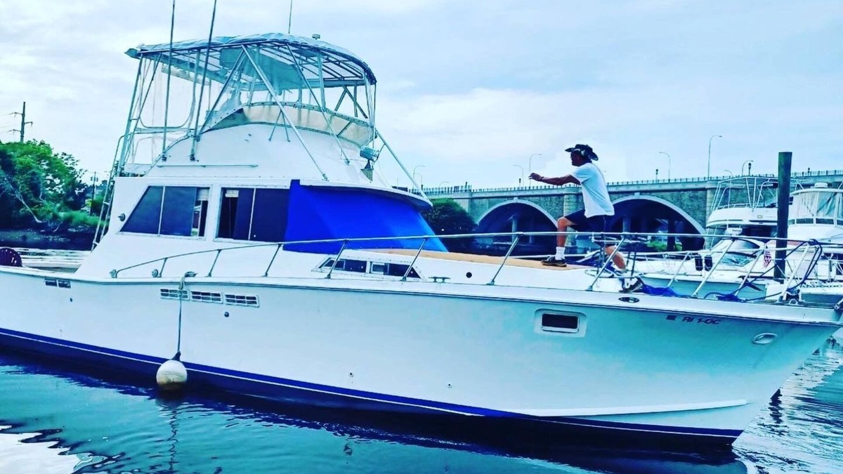 Fox Point Boat Rental | Heart of Providence - 42 ft. Heated House Boat