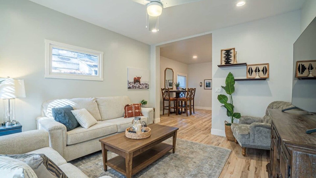 Downtown Sacramento Apartment | Heart of SacTown: Hip Midtown Retreat
