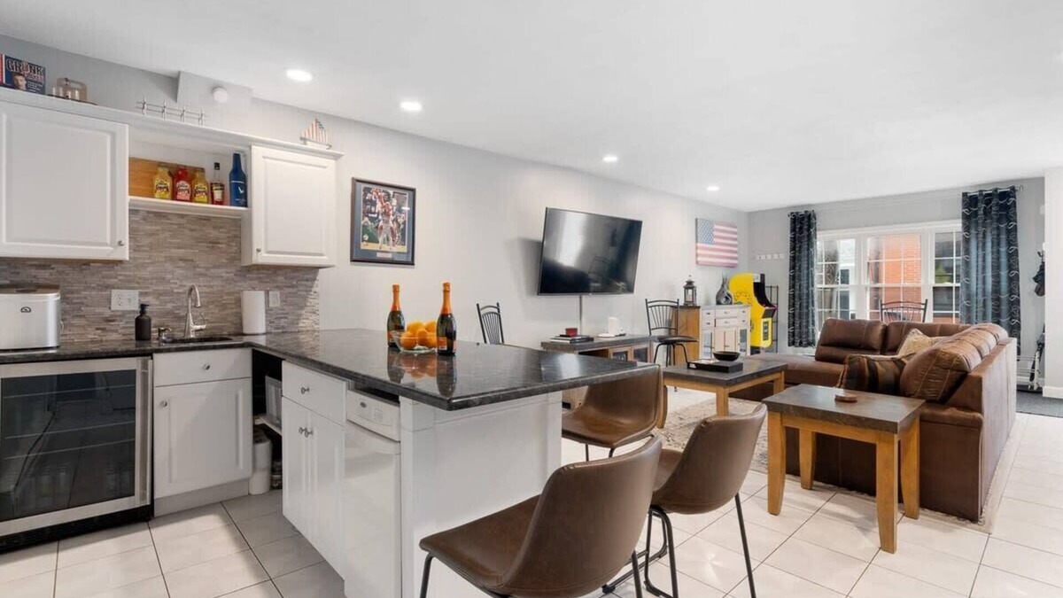 Telegraph Hill House | Heart of Southie - Hot Tub + Walk to Top Bars