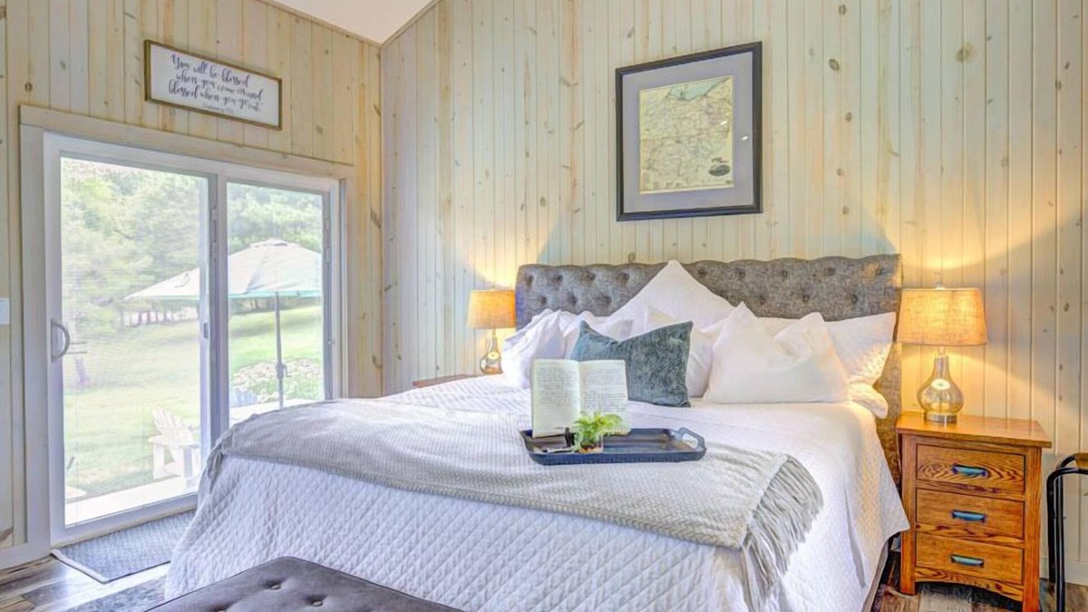 Logan Cottage | Heart of the Hocking Hills centrally located to hiking trails, lake and shopping