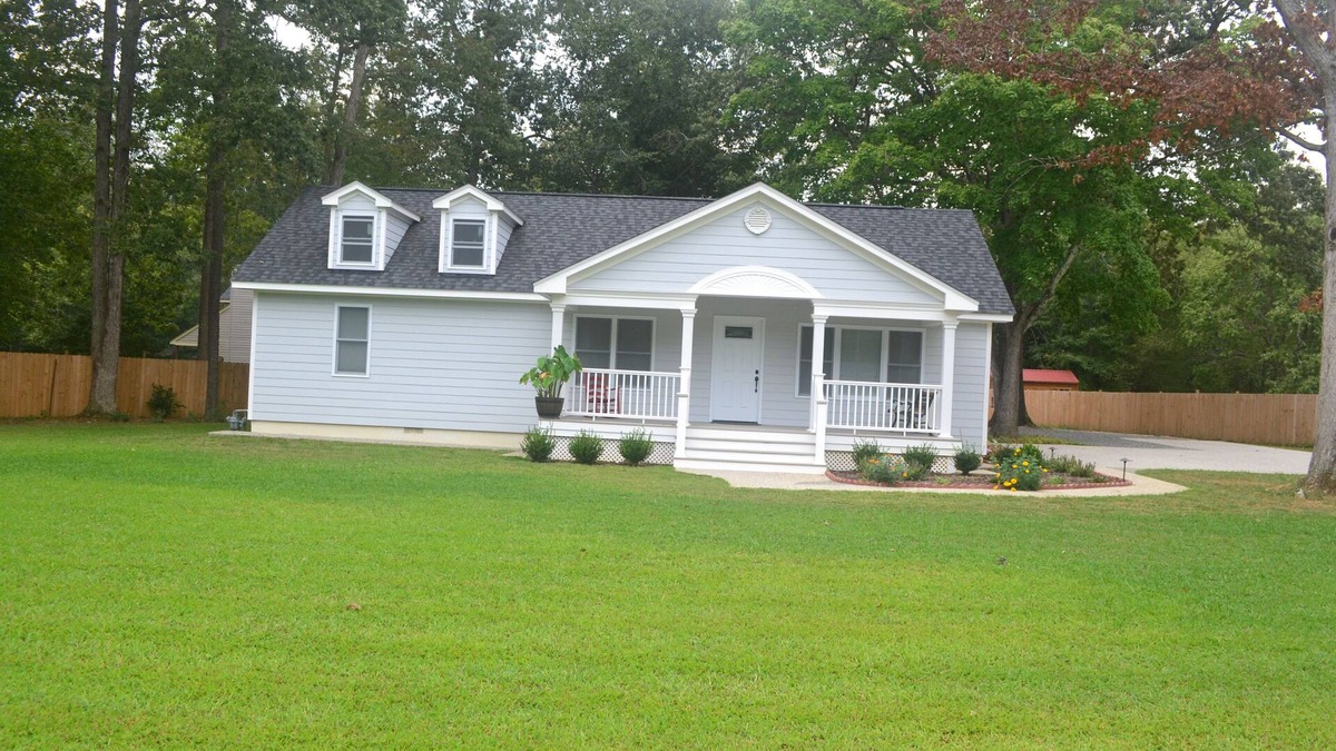 Berkeley Cottage | Heart of Williamsburg Guest House 3 Bedrooms, 2 Full Baths, Sleeps 6