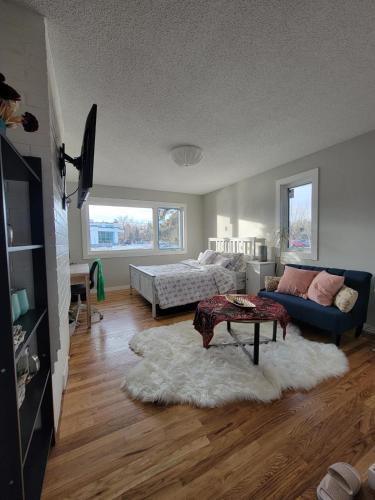 Southwest Calgary House | Heart to Downtown - Bright and Sunny Ultra Premium Queen bedroom
