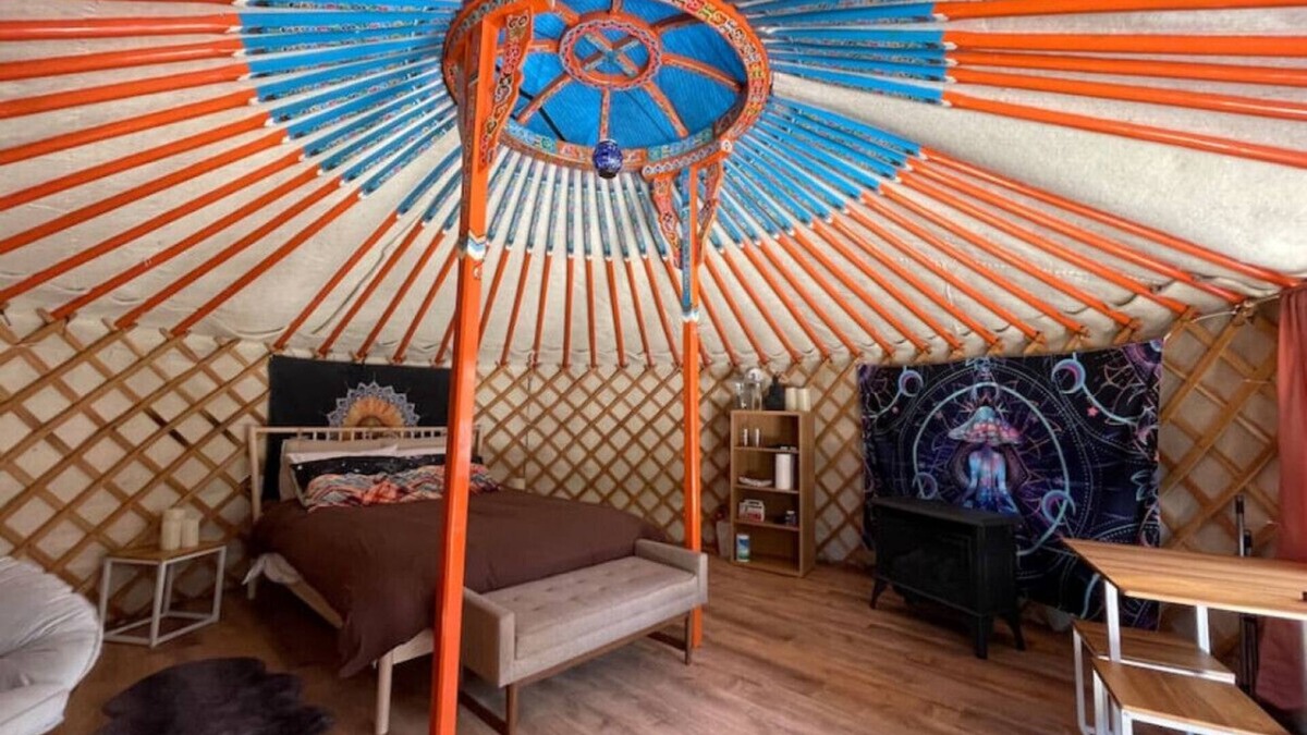 Buckley RV Rental | Heart Yurt | Cedar Hot Tub | 1 hr to Skiing & Mt Rainier