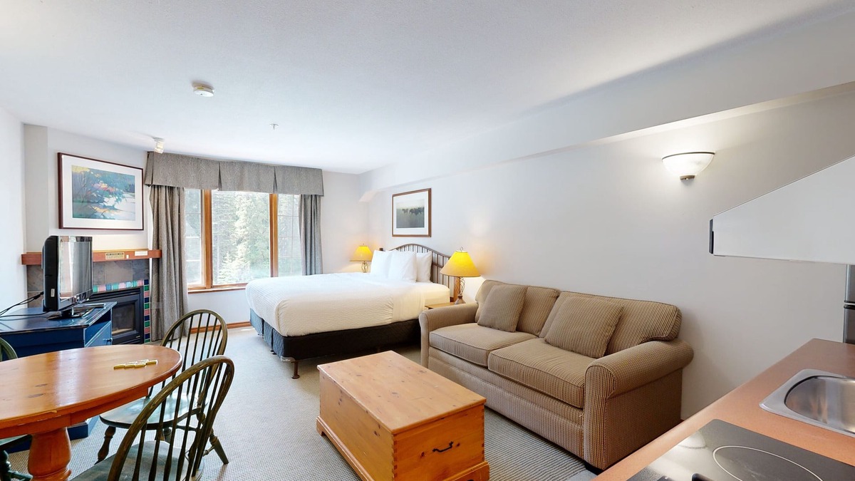 Sun Peaks Hotel | Hearthstone Lodge #307