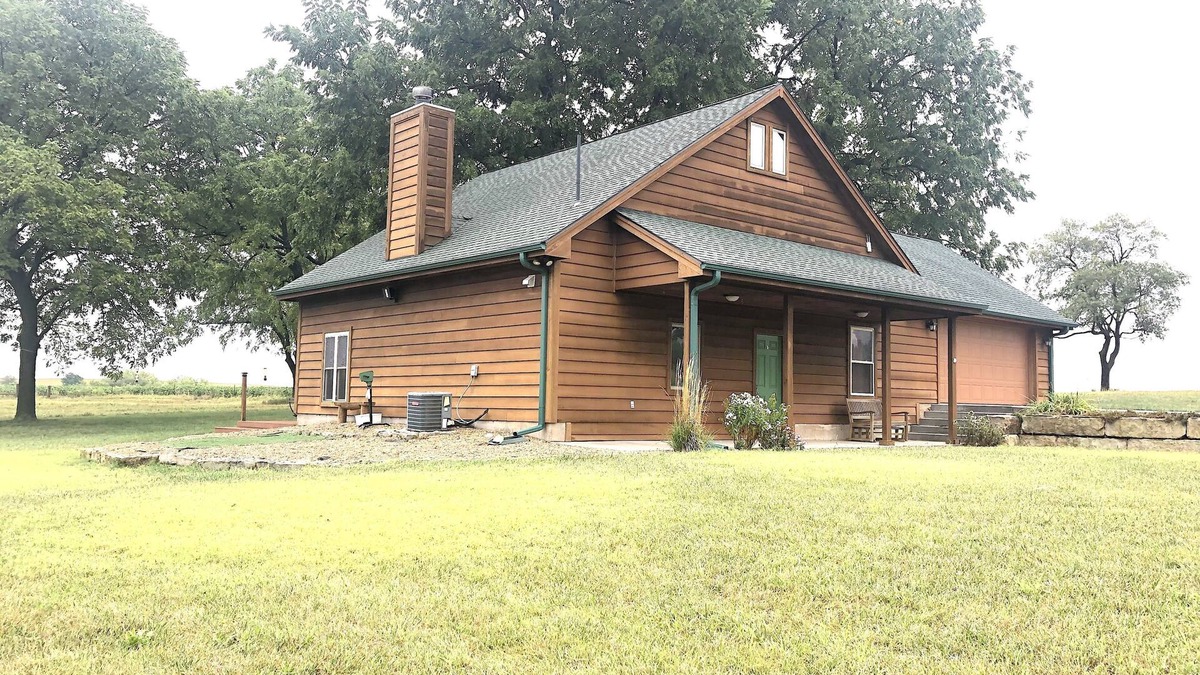 Pauline House | Heartland Cabin Retreat~ King Bed ~ Room to Roam