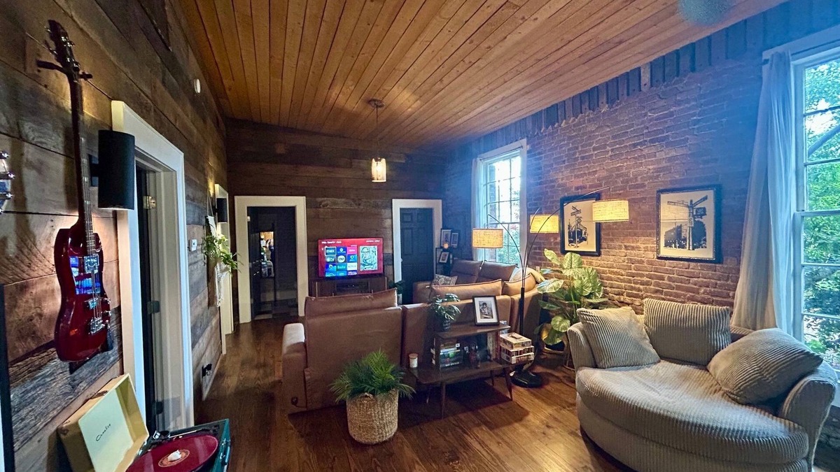 Eatonton House | Heartwood Loft B! A Unique Modern Cozy Loft in Downtown Eatonton