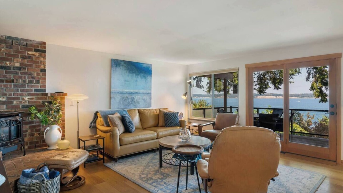 Bells Beach House | Heated Deck! Whale Watching! Stunning Views 3 bed Dog Friendly Home w/Hot Tub ADA