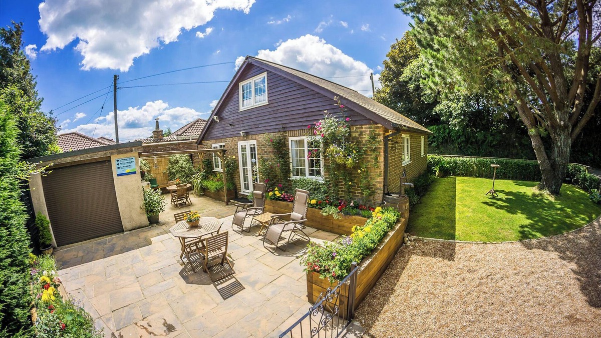 Hastings Cottage | Heated indoor pool & spa, countryside holiday cottage near the beach & park