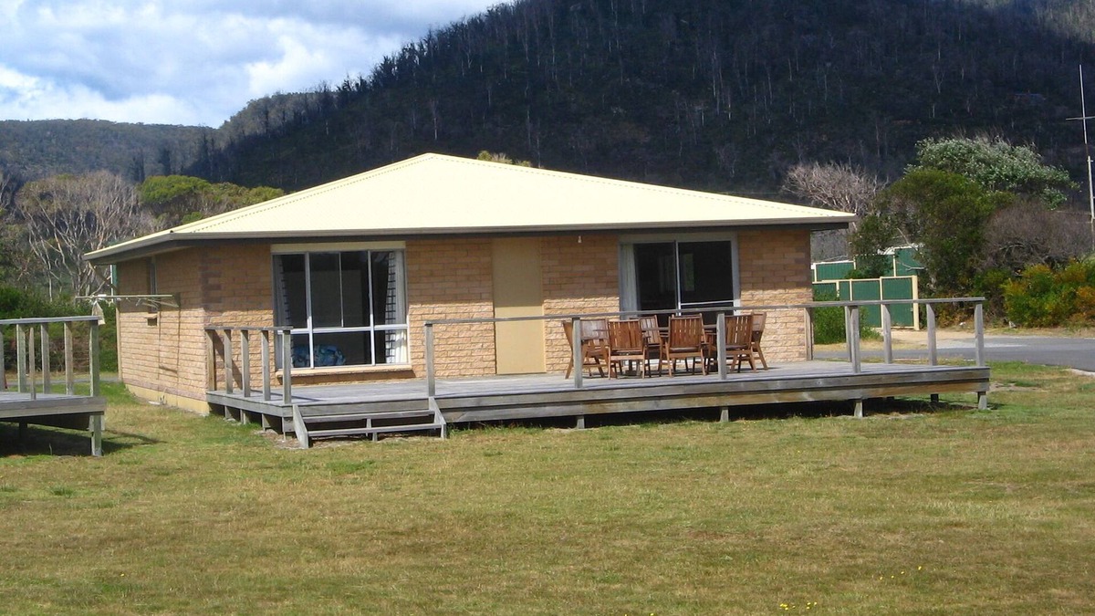 Four Mile Creek Resort | Heated outdoor pool . 25min from Bicheno and St Helens .