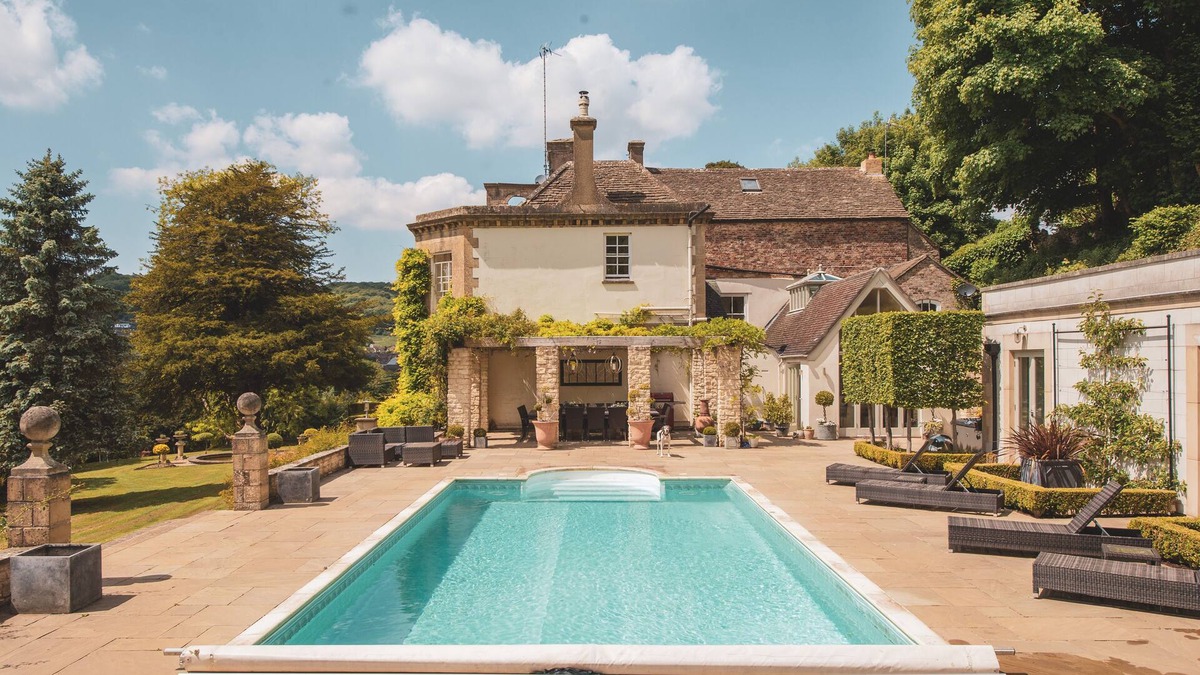 Dursley House | HEATED OUTDOOR POOL(SEASONAL)/LUXURY HOT TUB -SLEEPS 18 + 8 FAMILIES ONLY