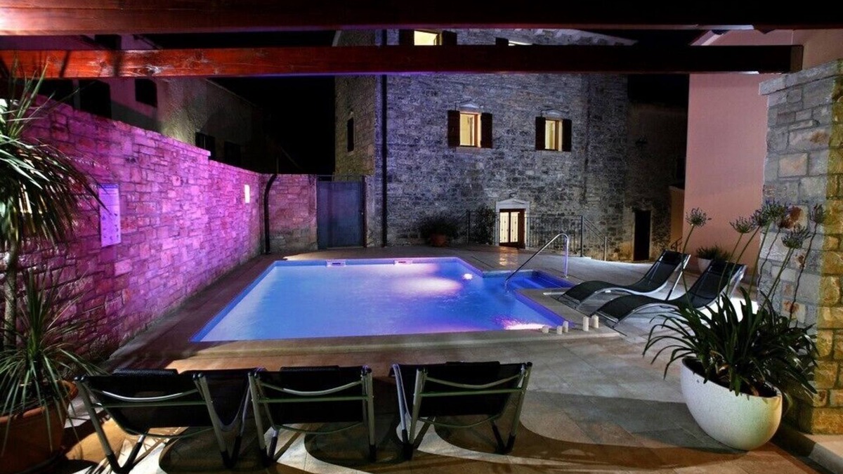 Burici Villa | HEATED OUTDOOR POOL + Spa Whirlpool + Sauna: Stone villa with private pool