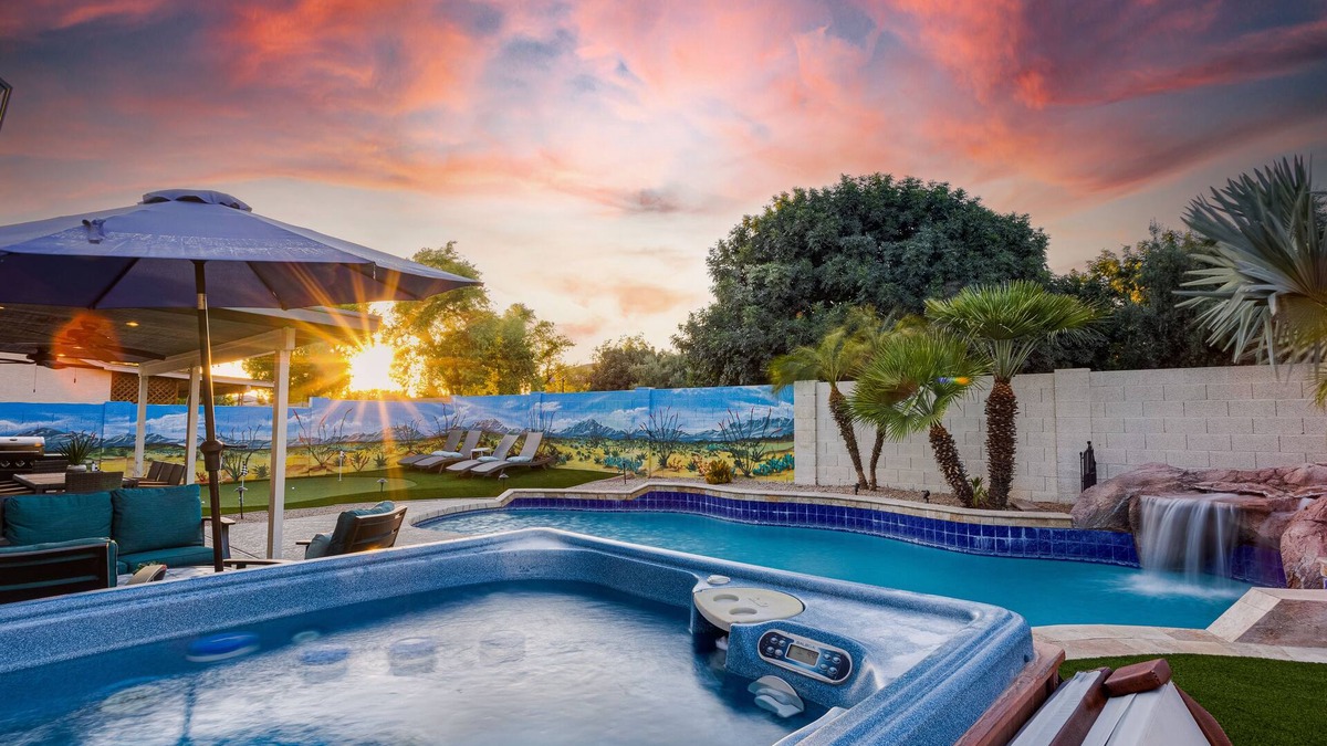 Glendale House | Heated Pool. 3 King Rooms! Sleeps 9!