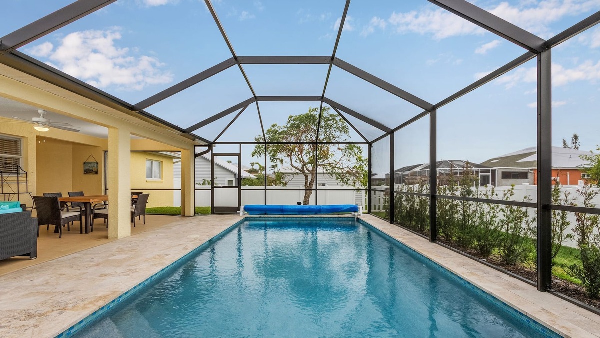 Trafalgar House | Heated Pool, GameRoom, EV Charger, Family Friendly
