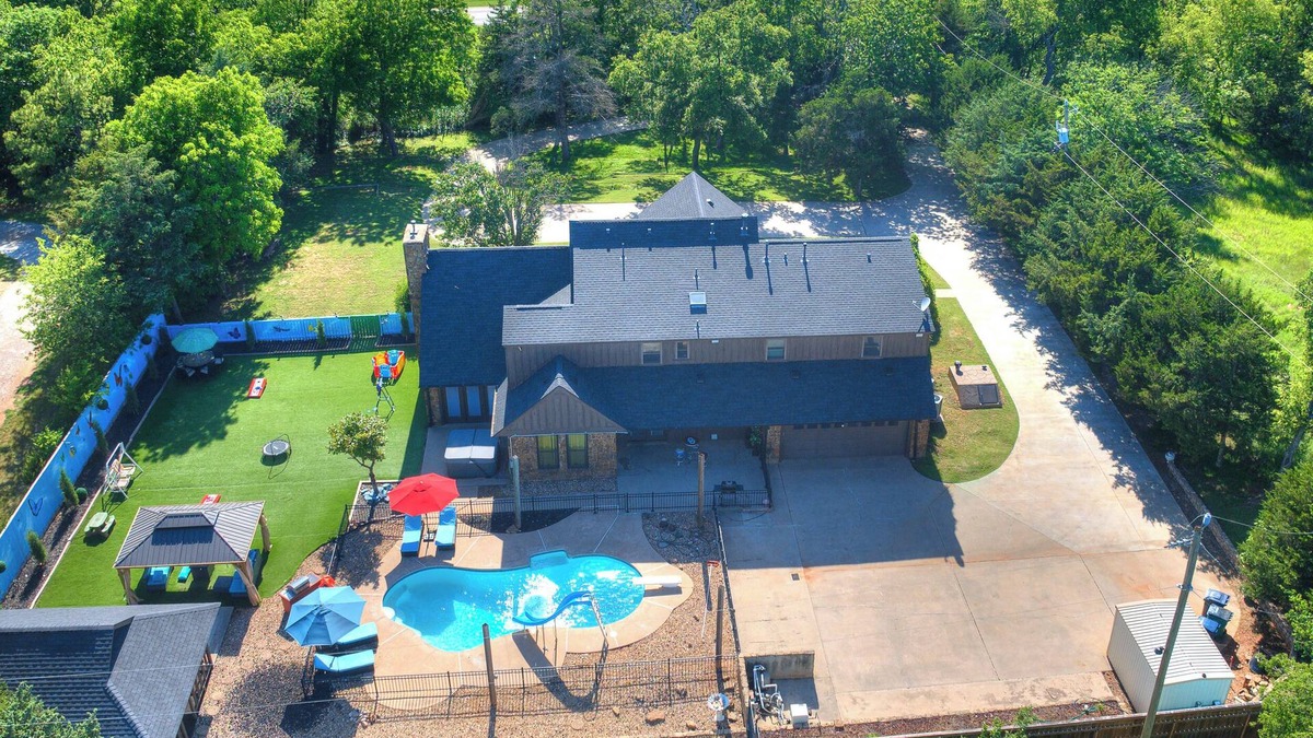 Wheatland House | HEATED POOL, HOT TUB, AMAZING TURF, GAMES GALORE LUXURY VILLA IN OKC