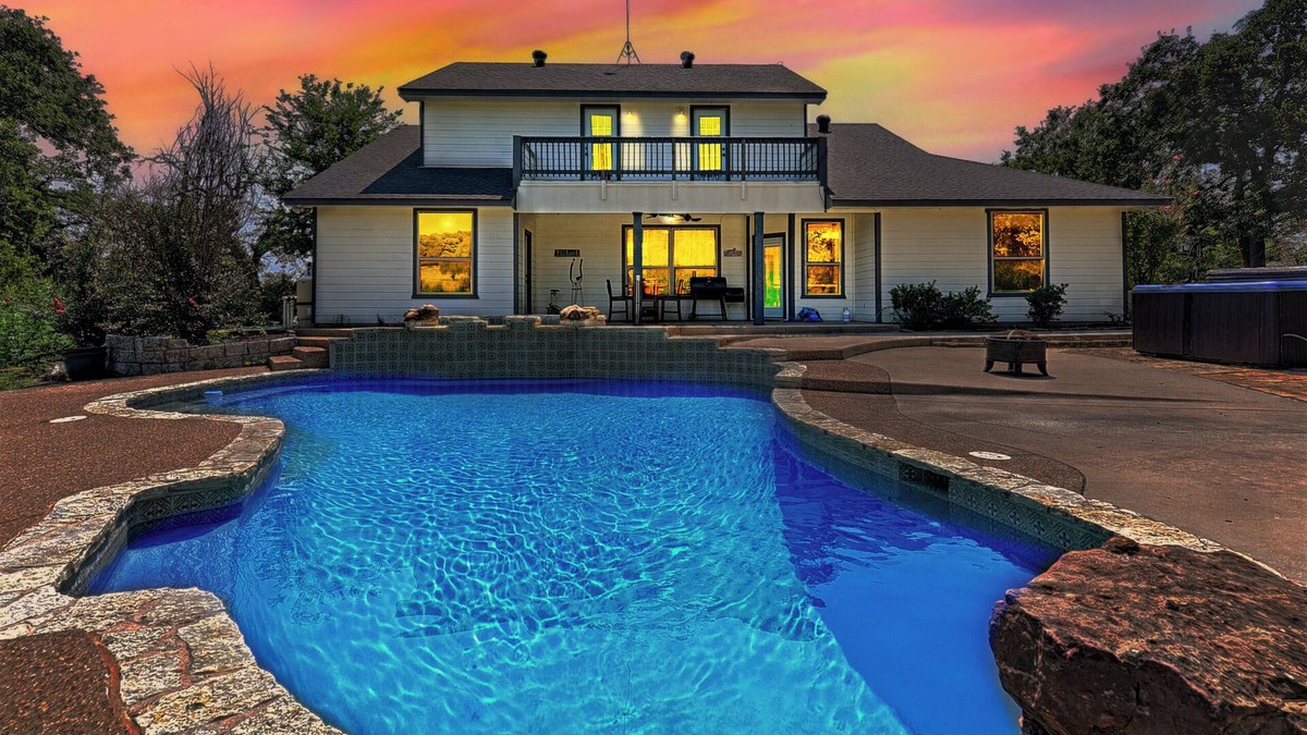 Azle House | Heated Pool, Hot tub, 19 beds, Pickleball, 2 Game Rooms, Arcades