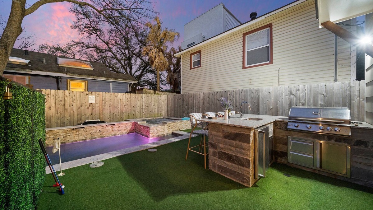 Montrose House | Heated Pool. Hot Tub. King Beds. Backyard W/Grill. 2 Living Rooms. Garage