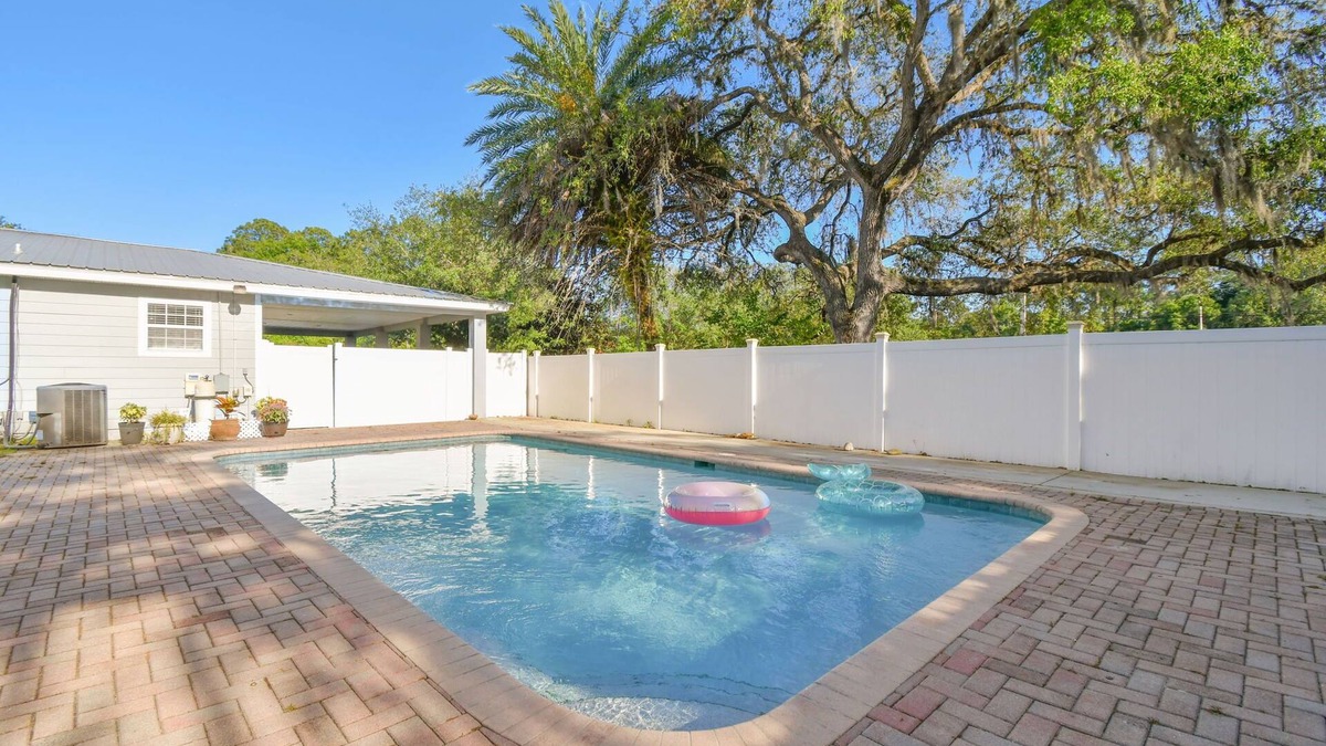 St. Augustine House | Heated pool huge yard mins to beach/DT, small celebrations PAC MAN, pets ok