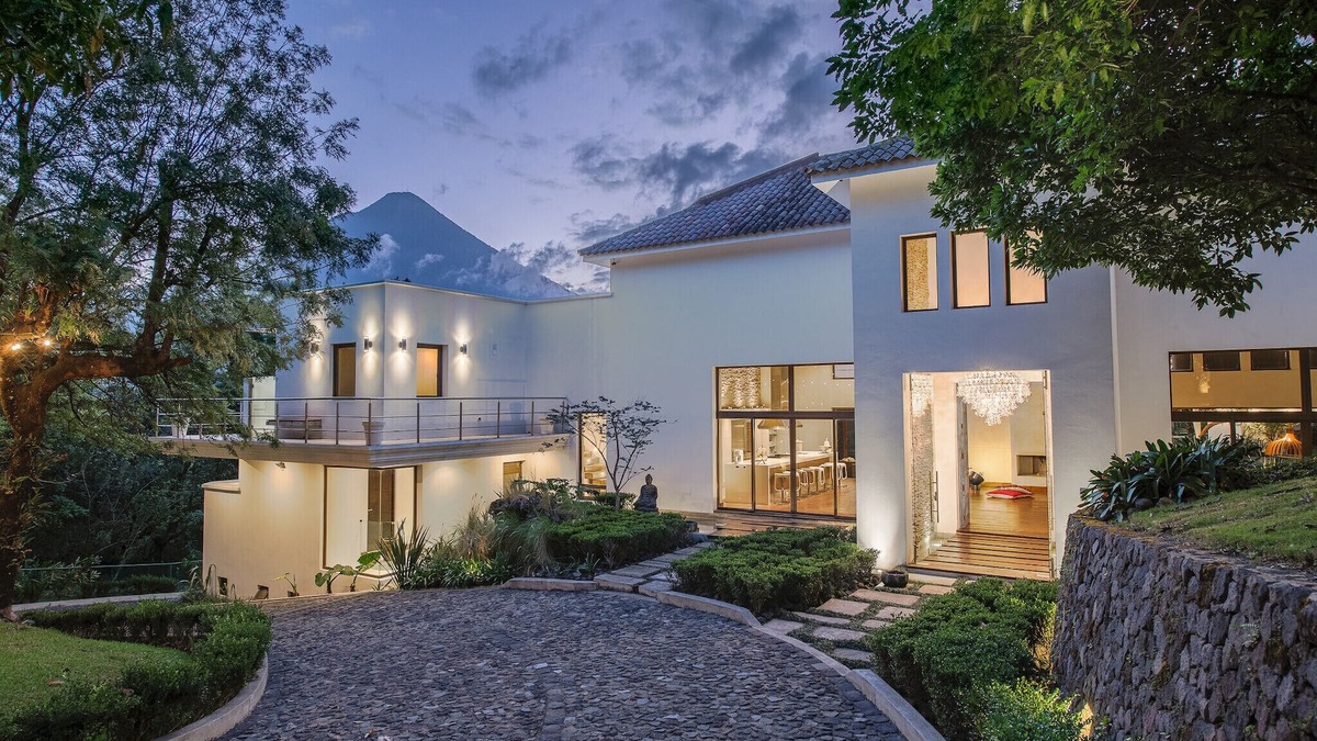 Antigua Guatemala House | Heated pool, Jacuzzi, up to 18 guests. 10 bedrooms and 12.5 baths, Netflix AC