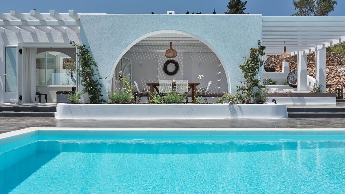 Korithi Villa | Heated Pool & Jacuzzi. Close to beach, shops and restaurants.