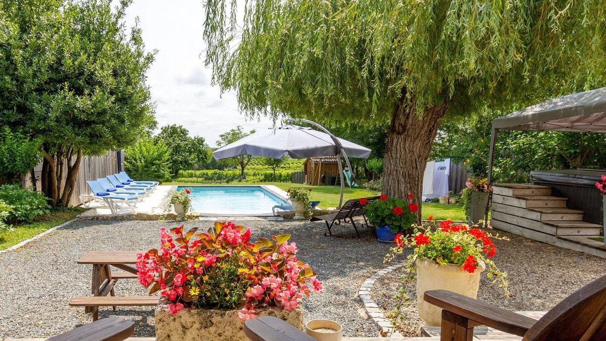 Monbazillac Villa | Heated pool, jacuzzi, vineyard views. Walk to restaurant, market, wine tasting