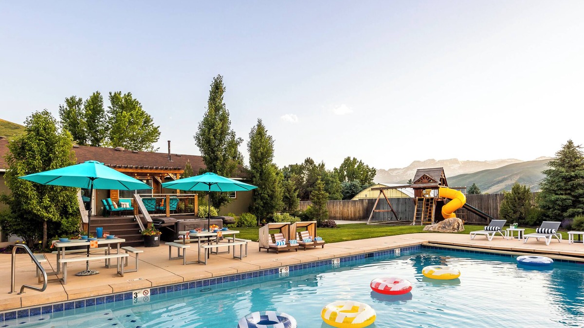 Charleston House | HEATED Pool- Sleeps up to 20- Man Cave, Pickle Ball Court, Hot Tub