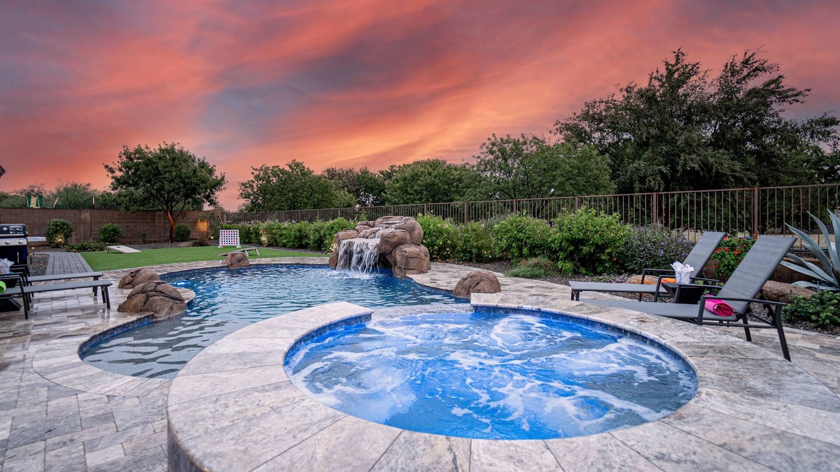Queenland Manor House | Heated Pool/Spa. Putting Green. Ping Pong. Bikes. Family Fun.
