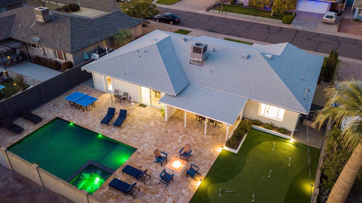 Village Grove House | ☆ Heated Pool & Spa! Putting Green! Pool Table! Ping Pong! The Sweet Life ☆