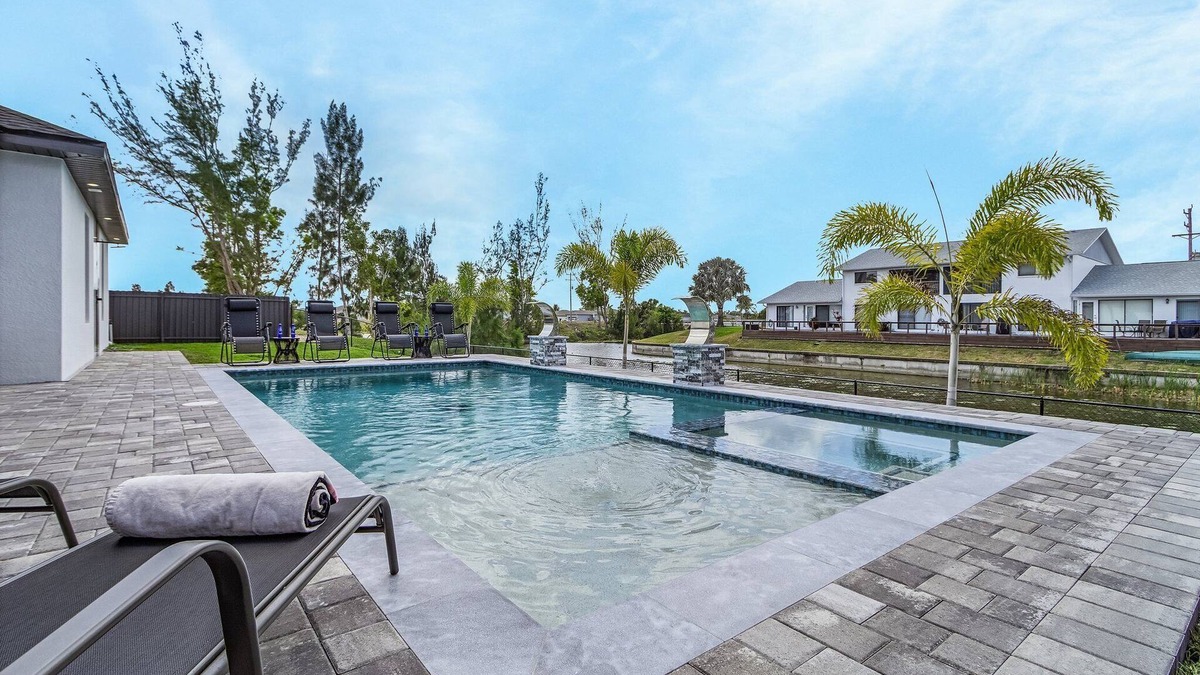 Pelican House | Heated Saltwater Pool & Spa with Outdoor Kitchen - Serenity Retreat - Roelens